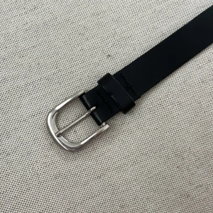 Skärp - Läderskärp från hm som är helt slätt 💗 skärpet är 90cm långt plus spännet 