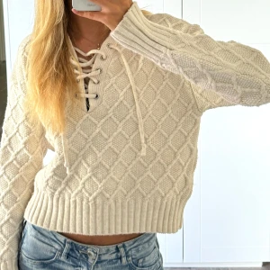 Stickad tröja med snörning  - Säljer denna stickade tröja med snörinig. Använd fåtal gånger. Skicket är superbra. Finns ingen storlek men skulle säga att den är en S. Jag är XS/S så den fungerar till XS också.  