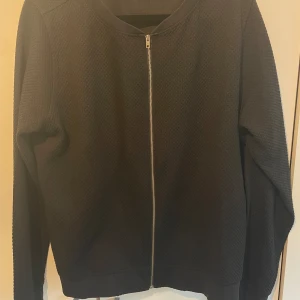 Tröja/jacka - Perfekt som jacka en lite kyligare sommarkväll.  Nopprig på insidan men inget på utsidan.  Storlek xl från Only