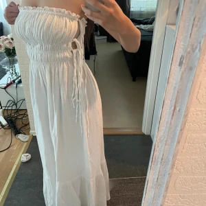Sommarklänning - HELT NY Vit sommarklänning från Nelly Storlek S Strechig Lång 120cm(hela klänning) Bredd över bandet 34 cm 