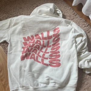 Walls hoodie  - Säljer min walls hoodie då jag inte använder den. Jag har använt den men den är i bra skick🥰