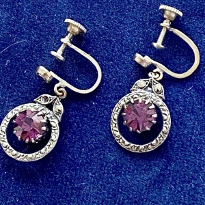 Örhängen  - Vintage örhängen lila rhinestones   En rhinestone saknas se bild 