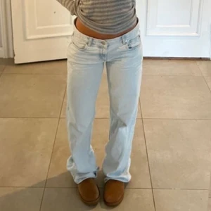 Mango jeans - Low Waist jeans från MANGO i storlek 34 i en ljusblå tvätt! 🥭 De har inga defekter, ser ut som nya. Lånad bild, skickar egna vb. Vet ej exakta mått men de är långa i benen, går att vika eller sy upp om så önskas. Är 165 cm lång för referens :)