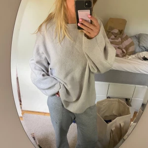 Stickad tröja - Oversize stickad tröja i ljusblå till vit färg