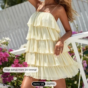 Volangklänning - Säljer denna fina volangklänning från shein för den var tyvärr lite för liten för mig!💕Helt oanvänd☺️