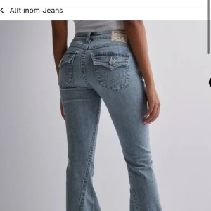 True Religion Jeans  - Lågmidjade True Religion Jeans köpte på Nelly Super bekväma jeans men tyvärr så är de för stora i midjan för mig så används Max 5 gånger så dom är i nyskick  Storlek: W25  Nypris 1199