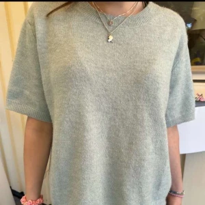 Stickad t-shirt - Så snygg stickad t-shirt. Storlek L men passar mig som brukar ha S😇