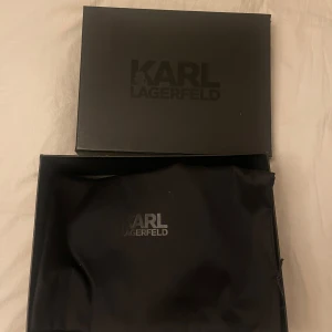 Karl Lagerfeld  - Super härliga chunky Sverkers från Karl Lagerfeld kommer med lyxig dustbag.  Använda men superfint skick!  Något stora i storleken enligt mig.  Nypris köpta i butik för 2399:-