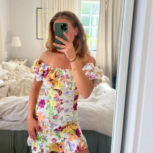 Sommar klänning - Fantastiskt fin sommarklänning🙌🏼 voulang nere vid benen och uppe vid armarna som du kan ha of-shoulder eller över axeln💕Använd 1 gång.