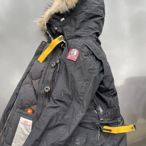 Parajumpers jacka - Jackan är använd i ca 2 år, jag kan frakta den eller mötas upp. Pris går att diskutera vid snabbaffär