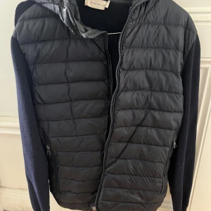 Moncler jacka - Moncler jacka, bra skick, nypris är runt 9000kr. Herr jacka men funkar för både kvinna och her. 