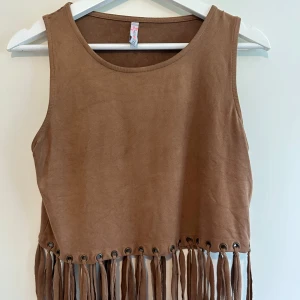 Somrig topp - En fin brunfärgad topp med skönt material och fina detaljer. Bra skick