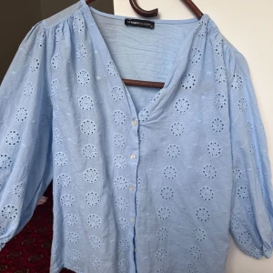 Tröja  - Tröja, med fina detaljer lite ballong armar som är kortare. Skulle säga att det är en super fin blå färg.   Den är köpt i Turkiet förra året och säljer pågrund av att den inte används, skriv gärna för fler bilder. 🤍🤍