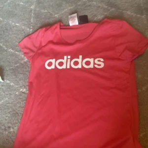 Träning tröja  - Adidas tröja i storlek 152 o använd och bra skick 
