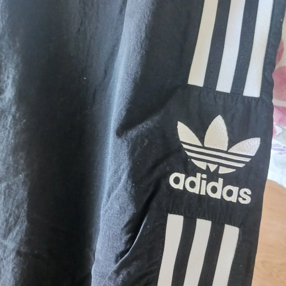 Adidas track pants i nylon. Supersnygga och i bra skick, använda ett fåtal gånger.  Nypris: 600kr men säljer för 200kr  Köparen står för frakt💕. Sportswear.