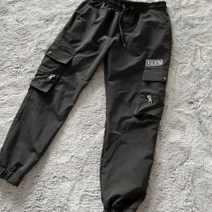 Valentino Byxor  - Använt få gånger. Passar mig som har M i storlek 