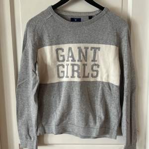 Grå finstickad Gant sweatshirt. Tröjan är i storlek 176/16 år passar också de som bär XS. Tröjan är välanvänd men har inga synliga defekter. Eftersom tröjan har använts är den lite nopprig men det inte märks av tydligt. Tröjan är från kidsbrandstore 