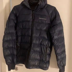 Peak performance jacka i fint skick! - Fin vadderad jacka från Peak performance, storlek 160 men passar xs/s dam  Nypris 2200kr Fint skick 