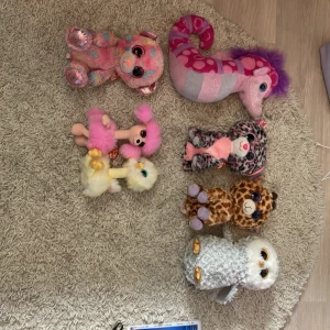 (TY) Gosedjur - Aldrig använda, har bara stått på en hylla som en samling! Stora -30kr Lång hals-25kr Mindre-20kr och minsta -10kr