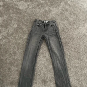 Jeans - Storlek xxs på dom gråa och 32 på de blåa jeansen. Bara att fråga om ni har några mer frågor. Jeansen är i jätte bra skick. 600 för båda eller 300kr styck.