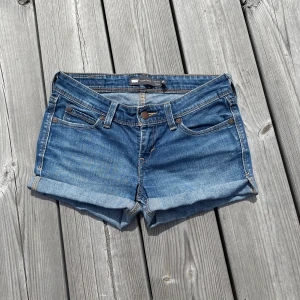 Levis LowWaist Jeansshorts  - Mycket bra skick🥰Kolla gärna in våra andra varor också🤩 Midjemått: 74 Ytterbenmått: 24