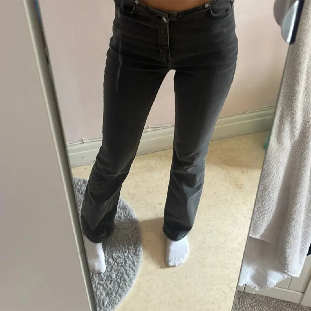 Säljer mina bootcut jeans från hm då de tyvärr inte passar längre.  storlek 34  Pris kan diskuteras vid snabbt köp!💗 LÅNAD BILD!💗 . Jeans & Byxor.