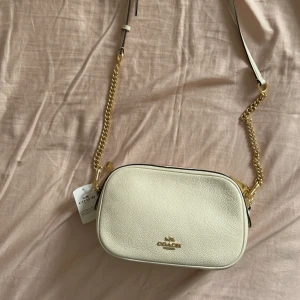 Coachväska  - Beige axelremsväska Coach. Fick för några år sen men aldrig använd, prislapp sitter kvar 