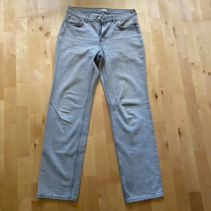 Grå jeans  - Grå jeans från GinaTricot, knappt använda💕