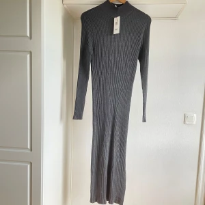 Stickad klänning 40  - Glittrig stickad klänning i storlek L/M stretch pris 299kr oanvänd 