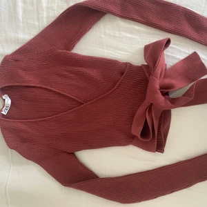 Zara-tröja - Använd ett antal gånger men fortfarande i bra skick. Säljer då den inte kommer till användning mer.