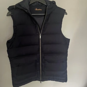 Stenströms Väst  - Marinblå Stenströms väst i gott skick. Västen säljs inte längre och nypris ligger runt 4000kr. Bara att höra av sig vid funderingar! 