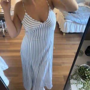 Lång klänning  - Långklänning i ett typ av silkes material storlek M från HM, knappt använd 