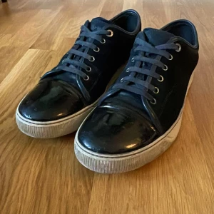 Lanvin cap toe  - Säljer mina lanvin cap toe sneakers ||Skick 8/10 || Inget og medföljer || Säljer dom för dom är lite små för mig || Hör av dig för mer bilder || Priset ej hugget i sten