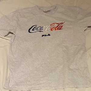 Coca cola tröja - Säljer denna Coca cola tröjan från Fila den är i storlek L och har inga defekter skicket är 9/10 det är bara att säga till om du har några funderingar priset är inte hugget i sten.