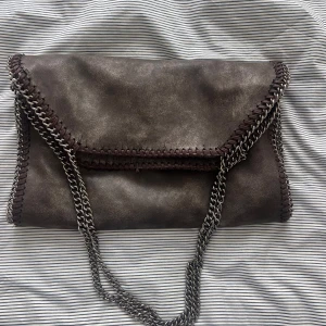 Stella McCartney väska - Sååå fin men inte min stil, köpt vintage och sliten därav det billiga priset🩷