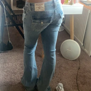 Tru religon low Waist byxor  - Hej säljer mina byxor i storlek 26 har knappas användt dom va lite för små för mig men dom är jätte fina bra kvalitet ❤️