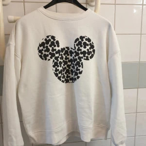 Mickey mouse tröja - Använt skick, men fortfarande fin och skön tröja🤍