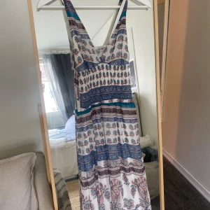 Sommarklänning - Jättefin sommarklänning, jag är 165 och den går ner till tårna! Inget fel alls på den.❣️
