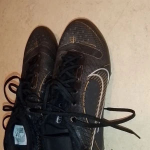 Nike vapor elite - Hej!   Jag säljer mina skor eftersom jag fick nya men det har inte används så mycket utan har bara haft de 3 gånger.