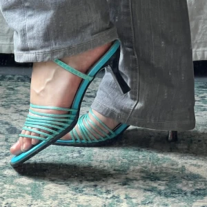 Turkosa mules - SÅÅ VACKRA klackar men tyvärr för små på mig :((( i Nyskick och bra kvalitet!! 🦋🦋💙 