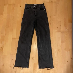Jeans  - Svarta jeans från Zara i storlek 36💘
