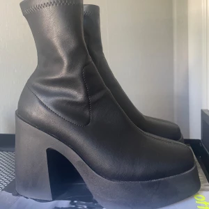 Platform heels - Faux leather heels - storlek 38 ^_^  Har tecken på användning, se bilder ev. fråga efter fler privat ♡ 