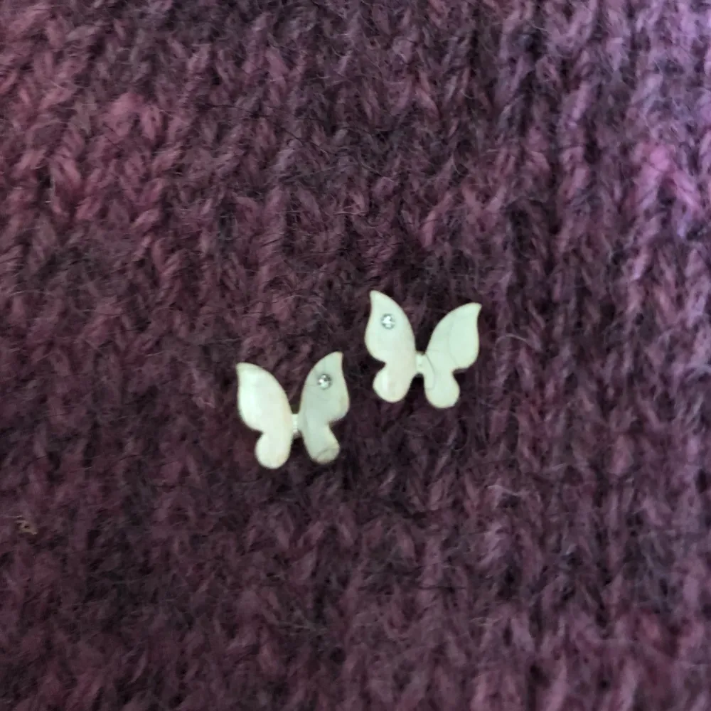 Fjärilsörhängen med studs. Har en liten kristall på vingen. Äkta silver. Säljer för 150 eftersom jag fick dem av min farfar som köpte dem ganska dyrt. <3 inga defekter! . Asusteet.