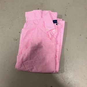 Ralph lauren skjorta - Hej säljer en rosa ralph lauren skjorta i xs bra skick 