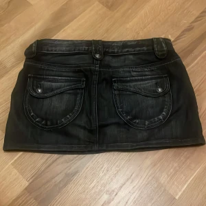 guess miniskirt - jättefin kjol som är för liten för mig, ifrån guess. bra skick!