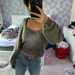 Grå tröja  - Köpt från H&M. Skriv för fler bilder eller funderingar! 💓💓