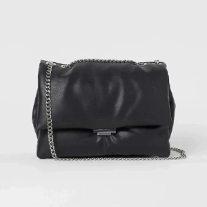 Väska - Jättefin väska från hm som inte kommer till användning. Väskan är sparsamt använd och därav inga defekter.