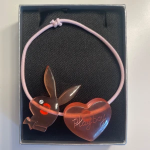 Playboy hårband - Säljer detta fina unika Playboy hårband, aldrig använt. Går att använda som armband också.