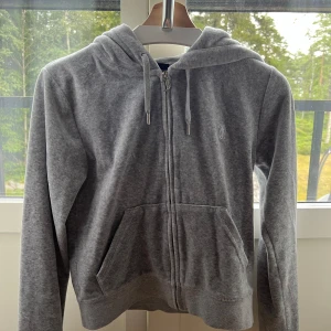 Juicy Couture hoodie - Kommer inte till användning längre, i jättefint skick!! Passar även S ❤️ Pris kan diskuteras, säljer även en liknade fast i svart!