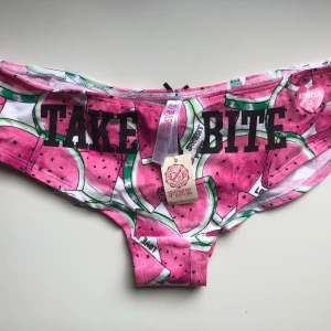 Victoria’s Secret Pink  - Gulliga trosor från Pink Victoria’s Secret. Helt nya, aldrig använda! Lappen är kvar.